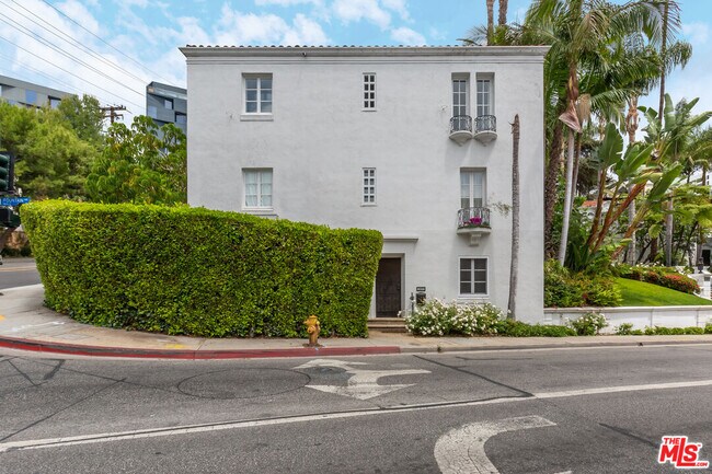 Foto del edificio - 8499 Fountain Ave