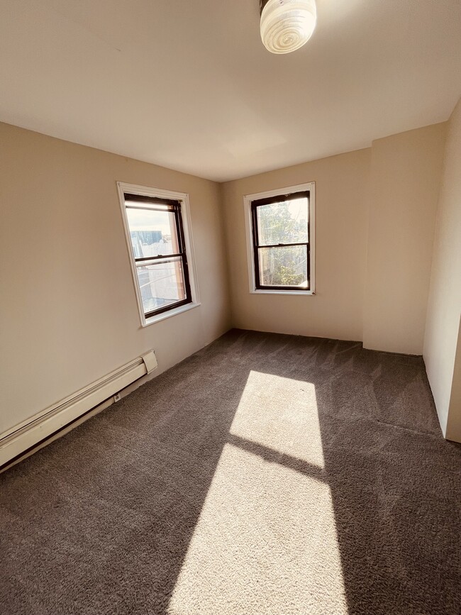 Rear bedroom. - 914 S 11th St