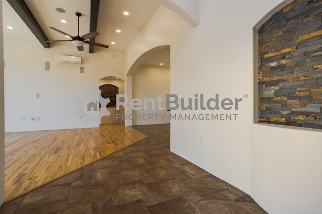 Building Photo - ****LEASE PENDING**** PLEASE APPLY AT YOUR...