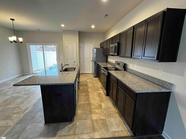 Building Photo - 120 Valley Creek Dr