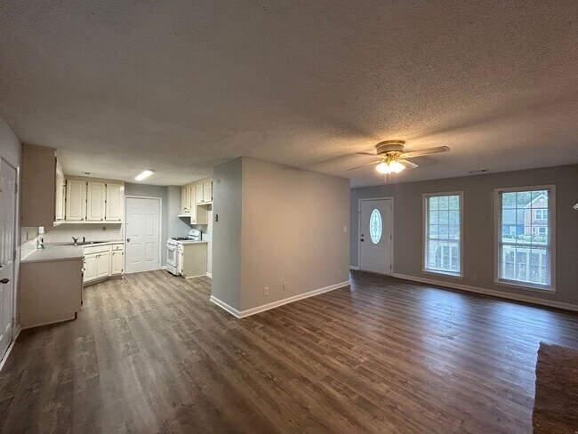 Foto del edificio - **MOVE IN WITH NO SEC. DEP**12 Thomas Xing Dr: 4BD, 2.5BA Home in Close Distance to Peachtree Cit...