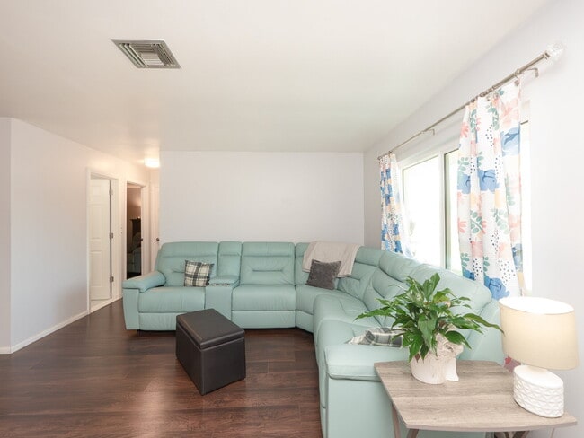 Building Photo - Home for annual rent in Port Charlotte w/F...