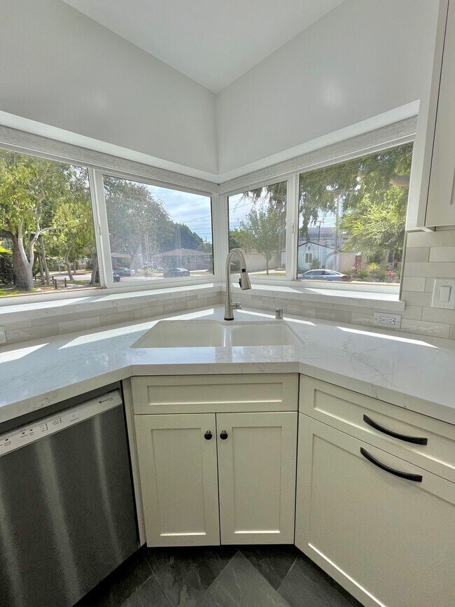 Building Photo - Gorgeously remodeled Hollyglen (Hawthorne)...