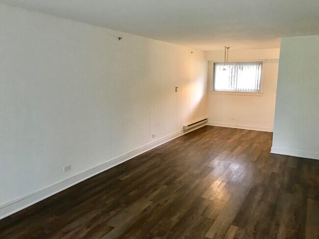 Dining Area - 1480 Busse Rd