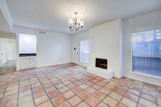 Foto del edificio - 5711 Sugar Hill Dr