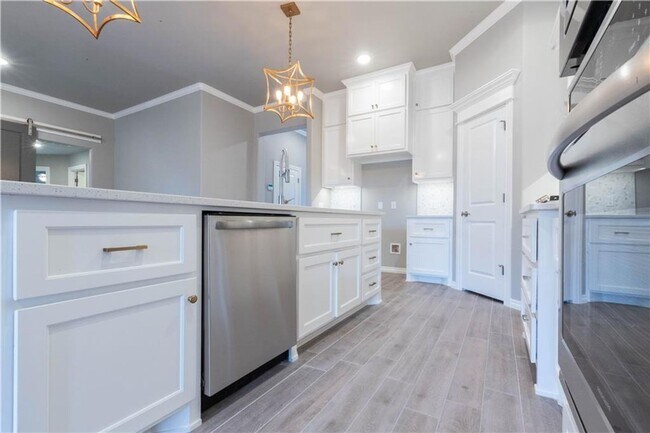 Building Photo - 4 Bedroom 2 Bath Home in Edmond Schools With Storm Shelter/3 Car Garage