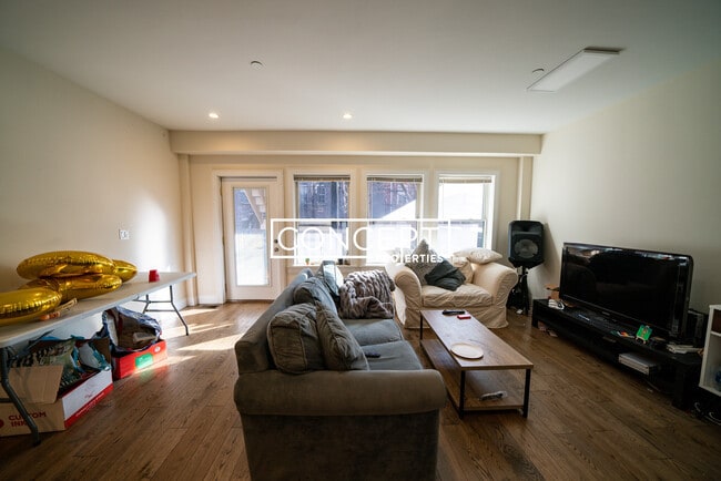 Building Photo - 988 Tremont St