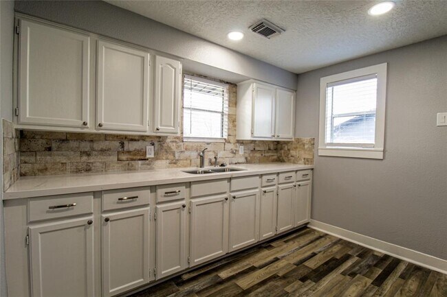 Building Photo - 2110 Chew St