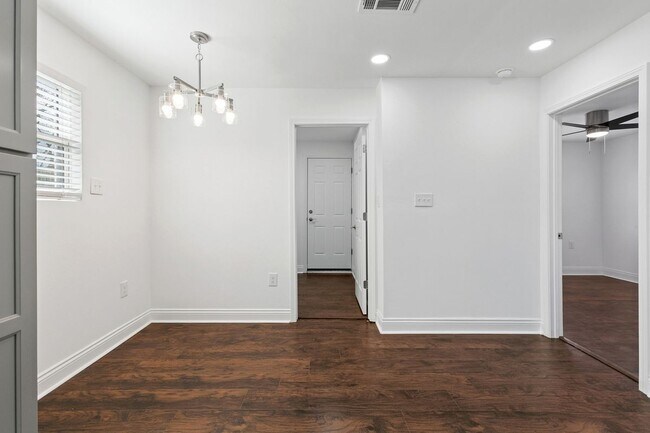 Building Photo - 2420 Dubreuil St