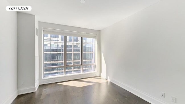 Foto del edificio - 50 Riverside Blvd