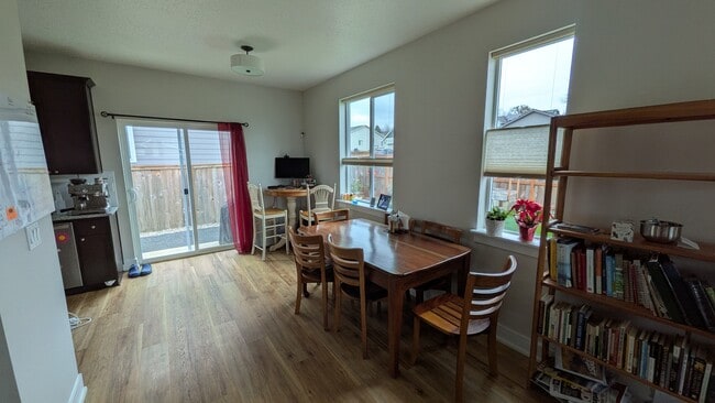 Building Photo - 643 NE Kerns Dr