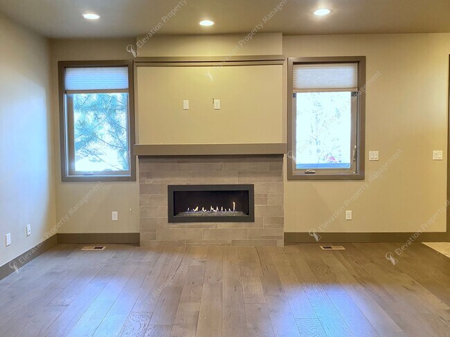 Building Photo - Designer-Finished Townhome Near COCC & NWX