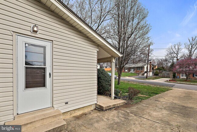 Building Photo - 6206 Thornwood Dr