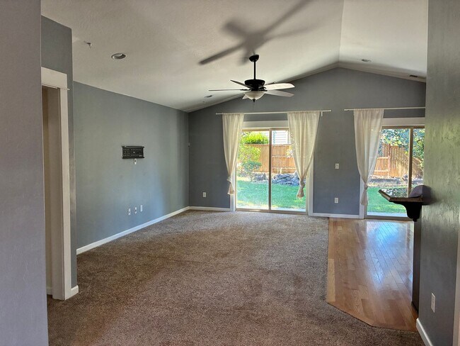 Foto del edificio - Beautiful East Medford 4 Bedroom 2 Bathroom Home