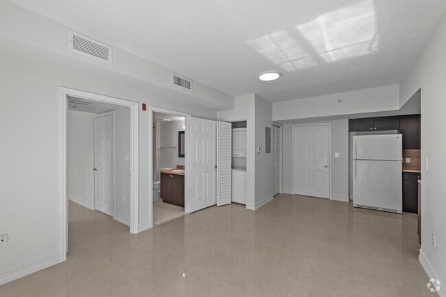 1BR, 1BA - 615SF - Living Room - 627-Vista Del Rio