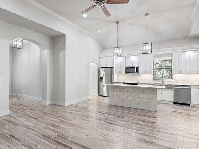 Building Photo - 16 Justin Ct