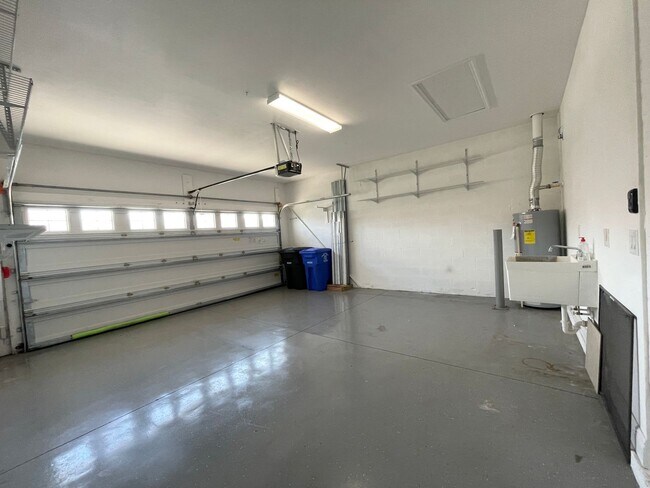 Building Photo - Available Now! 2 bedroom plus den 2 bath V...