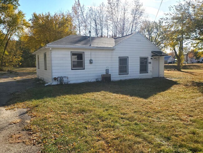 Foto del edificio - For Rent- Beautiful home in Evansdale! Pets Ok!