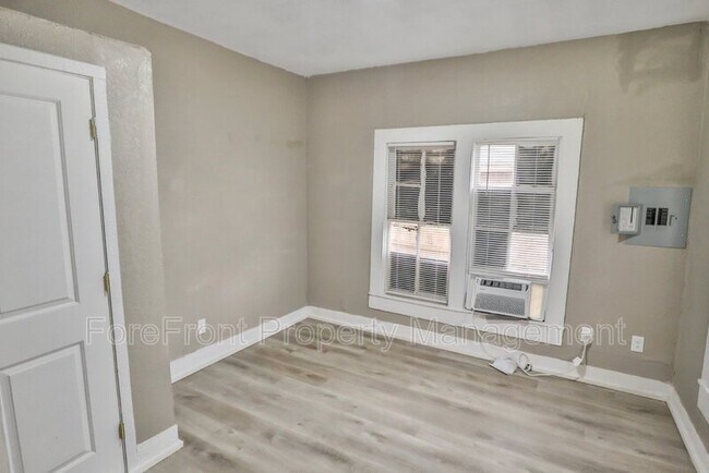 Building Photo - 2126 S Laredo St