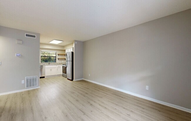 Building Photo - Updated 2 Bedroom / 1 Bathroom Apartment
