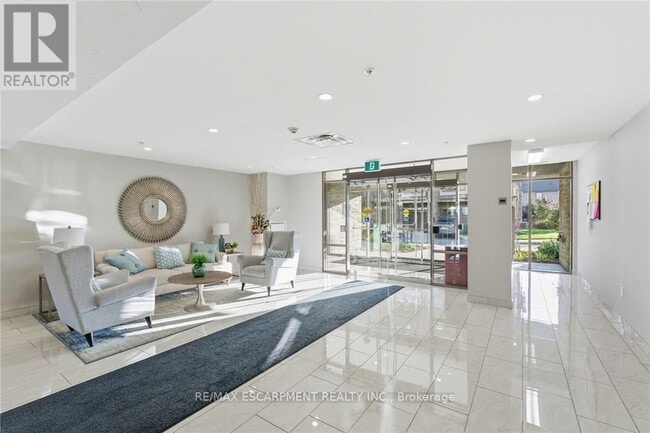 Building Photo - 35 Southshore Cres