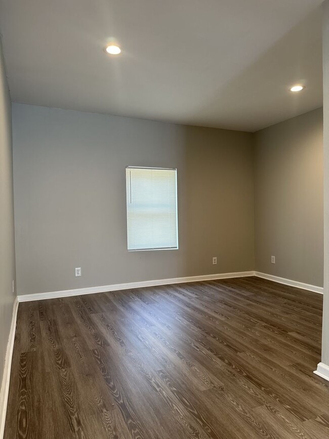 Building Photo - 3 Bedroom 1.5 Bathroom House in South Colu...