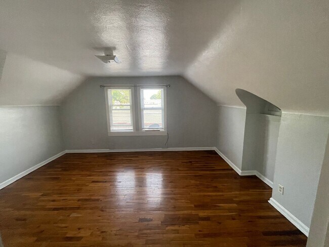 Foto del edificio - Large 1 Br upstairs apartment - with 2 bon...