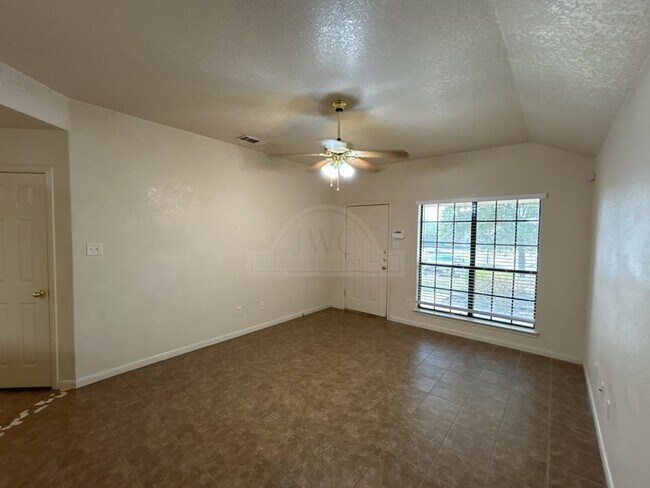 Building Photo - 1107 Cinch Dr