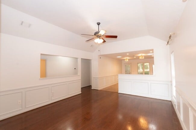 Building Photo - Charming 3-Bedroom, 2-Bath Home with Vaulted Ceilings and Open Floor Plan!