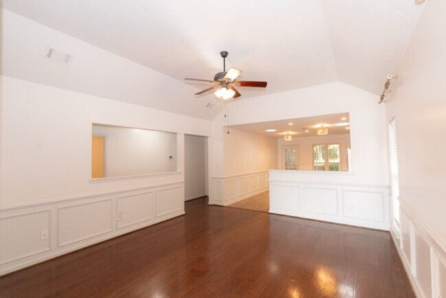 Foto del edificio - Charming 3-Bedroom, 2-Bath Home with Vaulted Ceilings and Open Floor Plan!