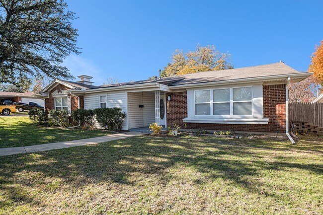 Building Photo - Beautifully Crafted 4 bedroom 2 bath in Fo...