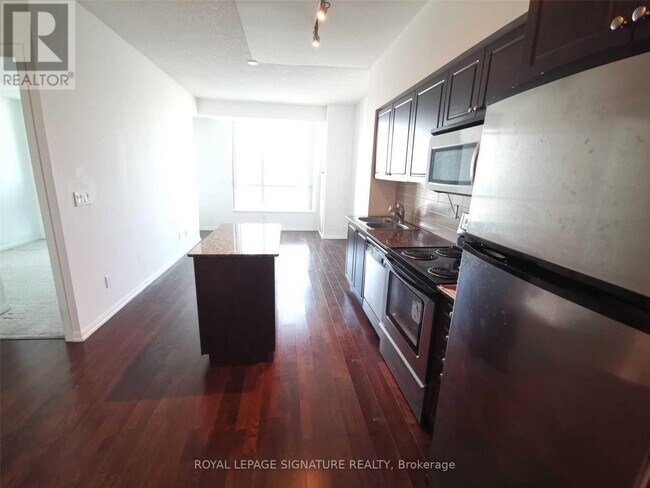 Building Photo - 215 Fort York Blvd