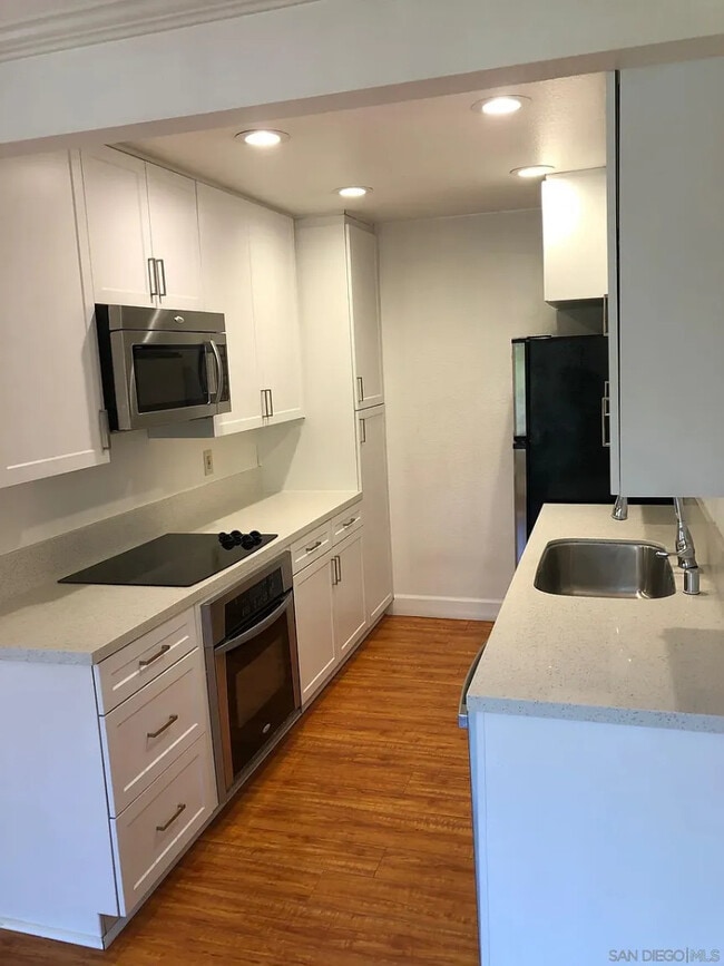 Building Photo - Light-Filled 1BR Retreat with Utilities Included in Prime La Jolla Locale