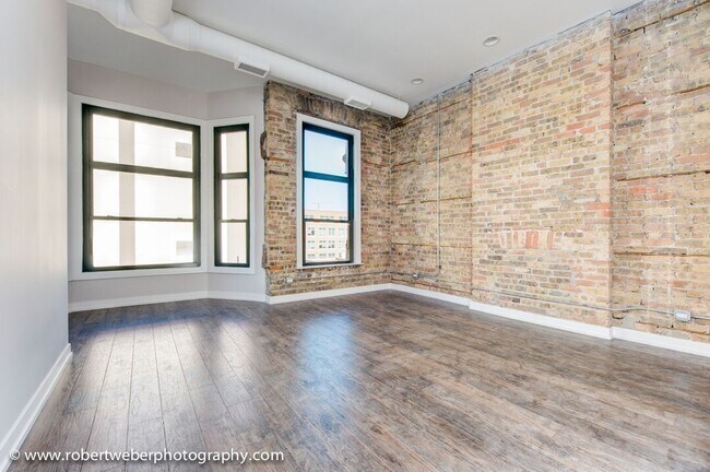 Foto del edificio - 357 W Chicago Ave