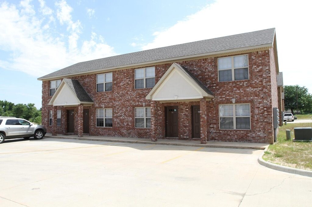 Primary Photo - 958 E Craighead Forest Rd