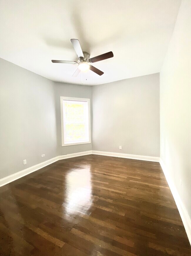 Building Photo - 907 W Agatite Ave