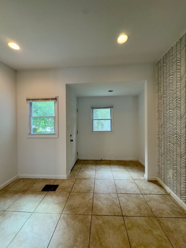 Building Photo - Charming 4 Bedroom/2 Bathroom in Asbury Av...