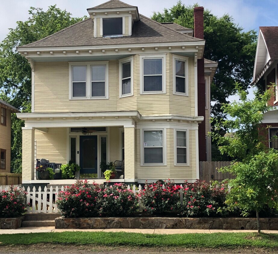Primary Photo - 621 W Daisy L Gatson Bates Dr