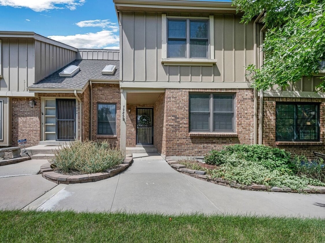 Primary Photo - Willow Creek 4 bedroom townhome