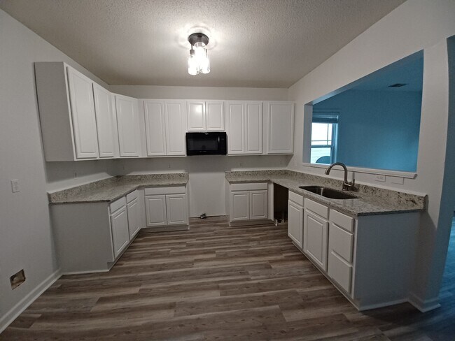 Kitchen - 100 Palmetto Park Cir