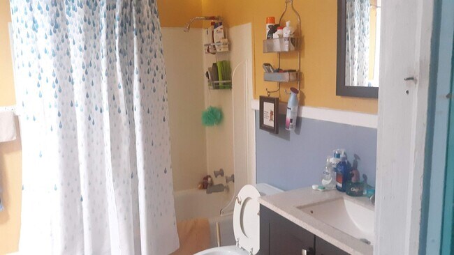 Foto del edificio - Huge sunny vintage 4bedroom apartment