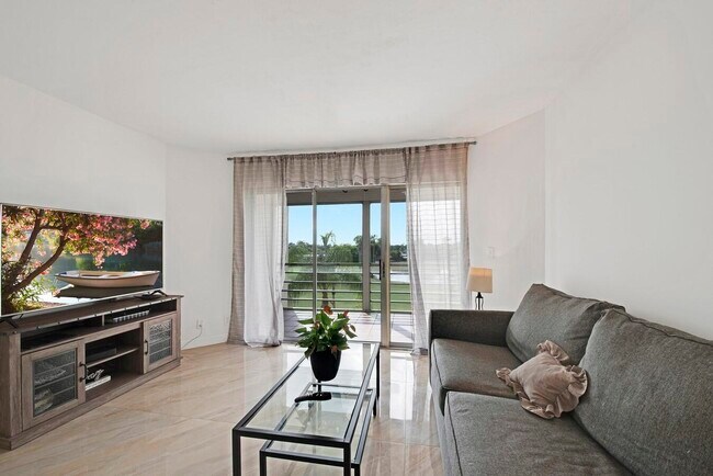 Building Photo - 3959 Via Poinciana