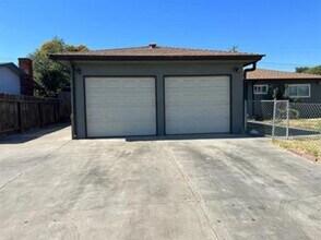Building Photo - 541 E Cypress Ave