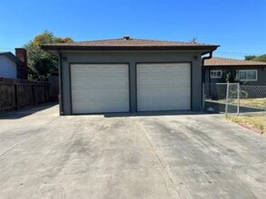 Building Photo - 541 E Cypress Ave