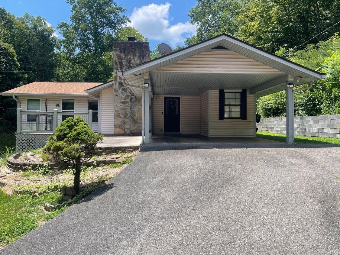 Primary Photo - Walking Distance to the Parkway!