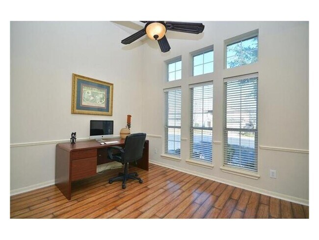 Foto del edificio - 1819 Rosenborough Ln N