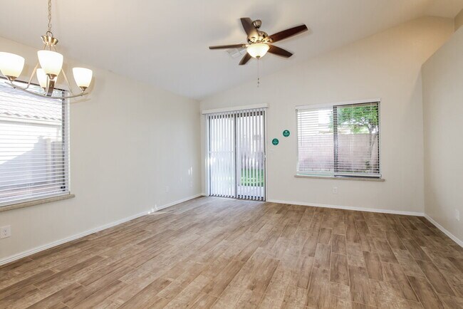 Foto del edificio - 10559 W Amelia Ave