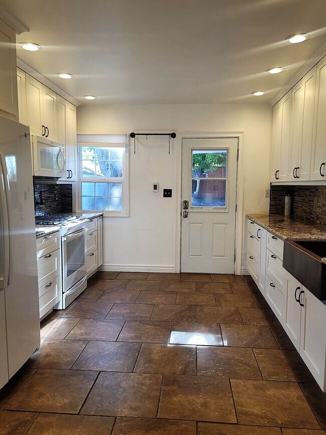 Building Photo - Charming 4 Bedroom Home in Convenient Brem...