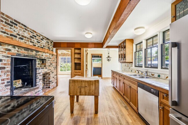 Building Photo - Beautiful Vintage Charming High Bank Waterfront Bainbridge Island Home
