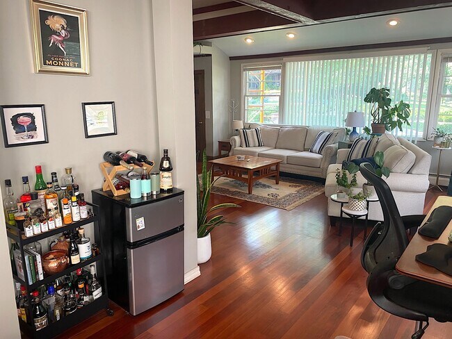 Espacio para minibar o área de trabajo pequeña - 2417 W 22nd St